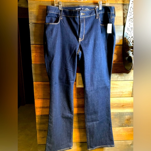 New Woman’s old Navy size 16 jeans boot cut! - Picture 1 of 8